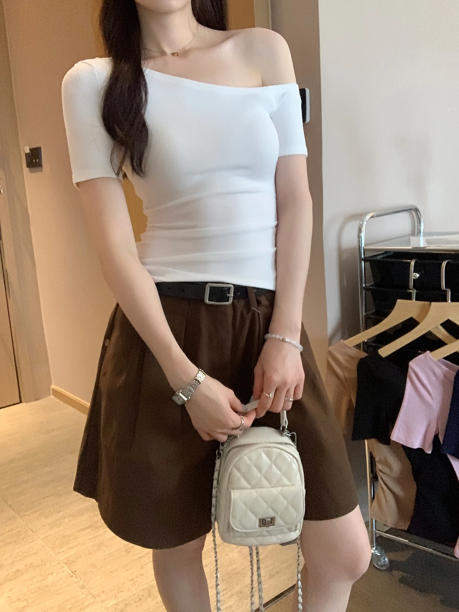 ユニークな美しい紫色の非対称ショルダー半袖 Tシャツ女性のスリムフィット夏の新しいスタイル高感覚スパイシーガールトップ