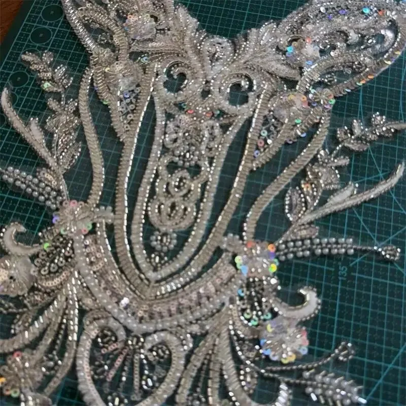 Neue bunte weiße Perlenstickerei mit Perlenblumen, Applikation, Brautkleid Cheongsam Vorder- und Rückseite DIY – Detail 1