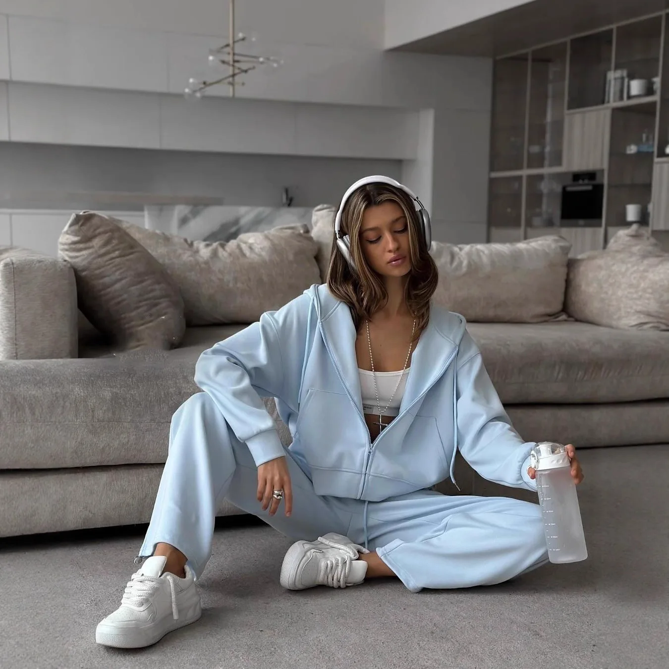 

Женский комплект в европейском и американском стиле: свободный повседневный кардиган с капюшоном на молнии + спортивные брюки.