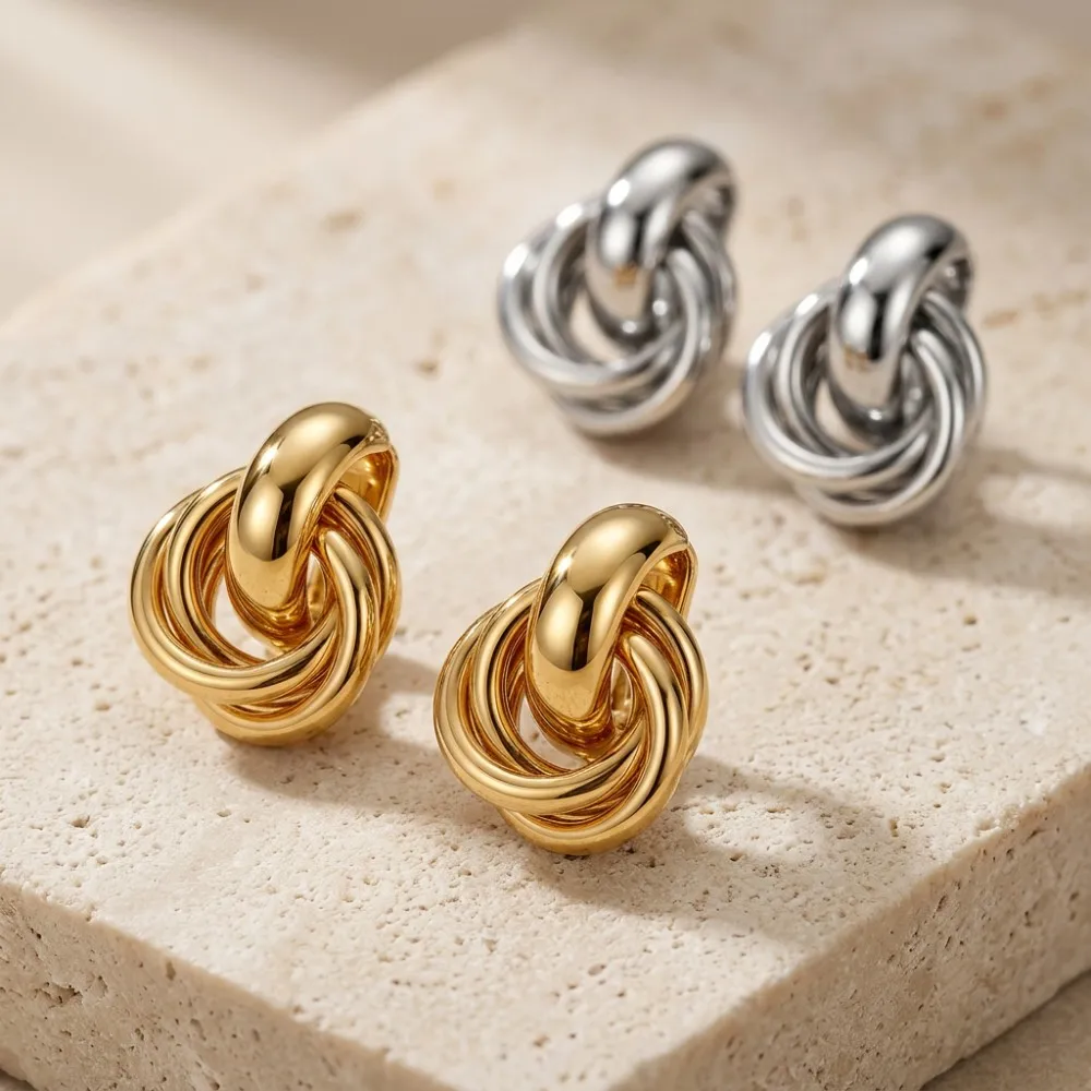 Twists Gold-Silberfarbene Knoten-Creolen im koreanischen Stil für Damen – Glänzende, trendige Ohrringe mit Schmetterlings-Ohrstecker für den Alltag – Detail 8