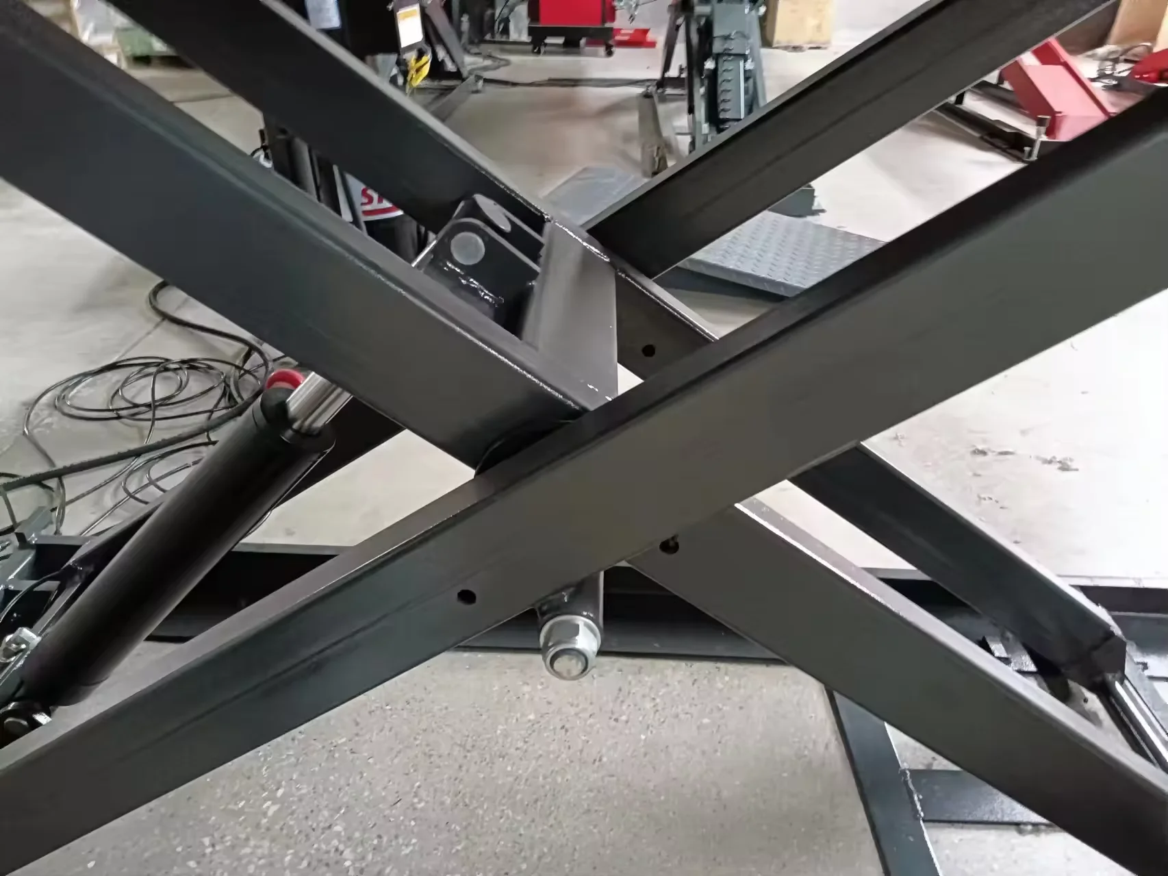 ใช้งานง่ายคุณภาพสูง 350KG นิวเมติกไฮดรอลิกรถจักรยานยนต์ลิฟท์กรรไกรนิวเมติกไฮดรอลิกรถจักรยานยนต์