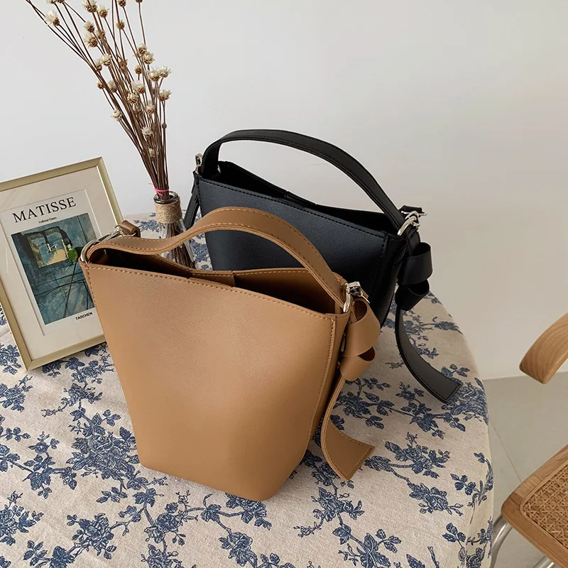 

New Shoulder Bags Fashion Bucket Bag PU Leather High Capacity Solid Color Commuter Academy Style Leisure Versatile Crossbody Bag