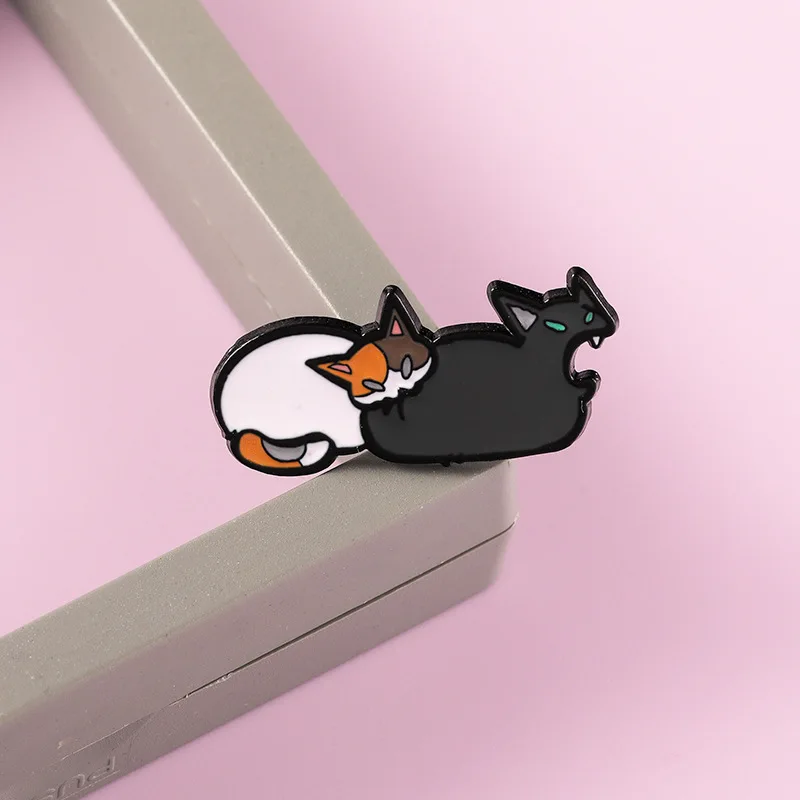 

Funny Cat Bites Cat Butt Cute Enamel Brooches Cartoon Creative Design Schoolbag Pins Badge Daily Wear Fashion Accessories Gifts