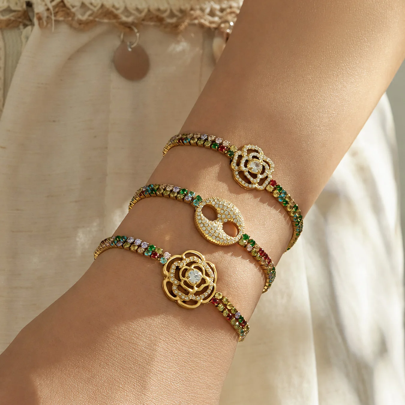 Schweinenasen-Blumen-Charm-Armband Tennis-Armband Edelstahl-Kettenarmband 18k Vergoldetes Armband mit Farbigen Zirkonen für Damen – Detail 5