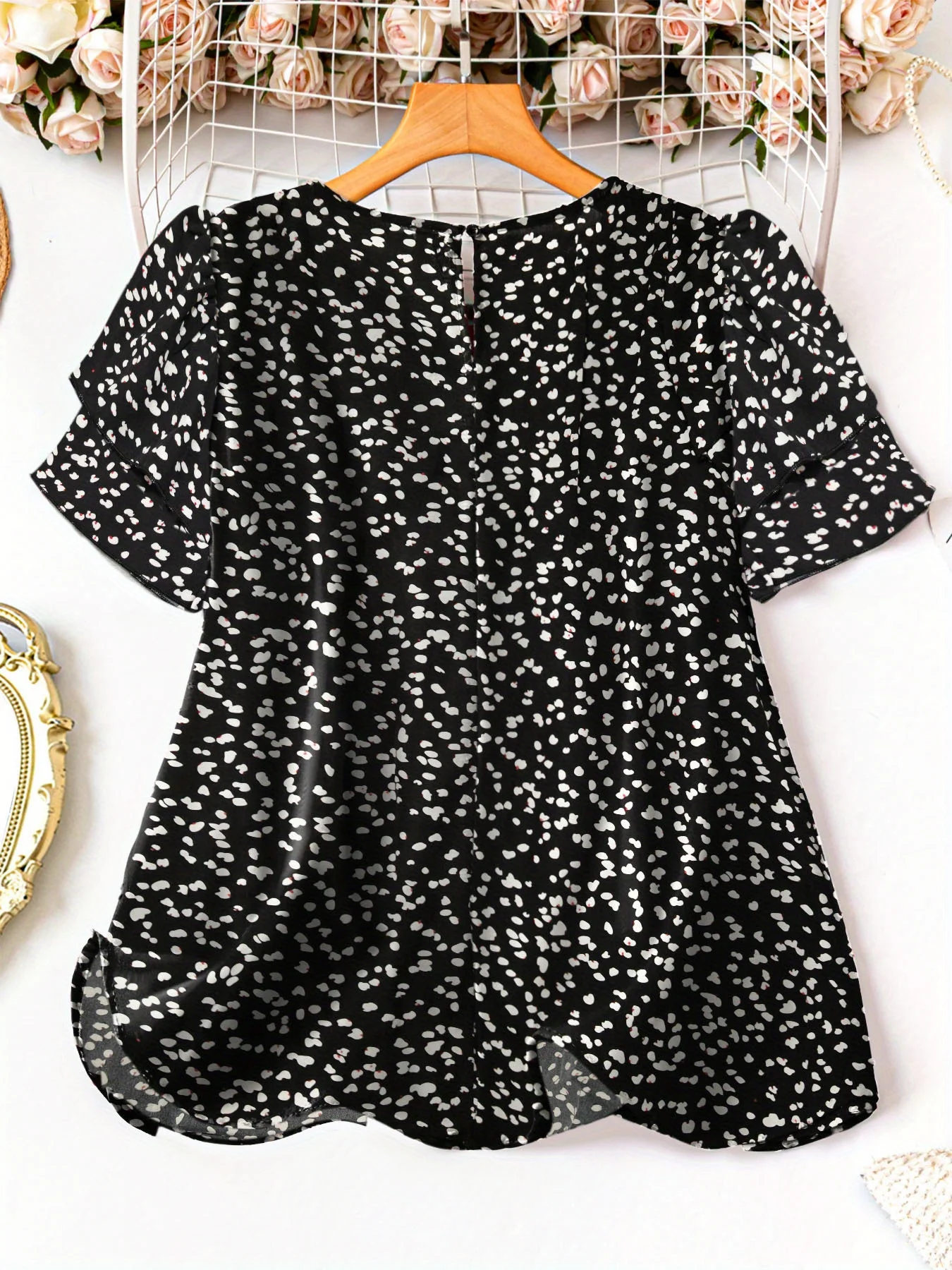 Women's Plus-Size Elegant All-Over Print Short-Sleeve Top – Casual Round-Neck Shirt for Summer Vacations and Outings
