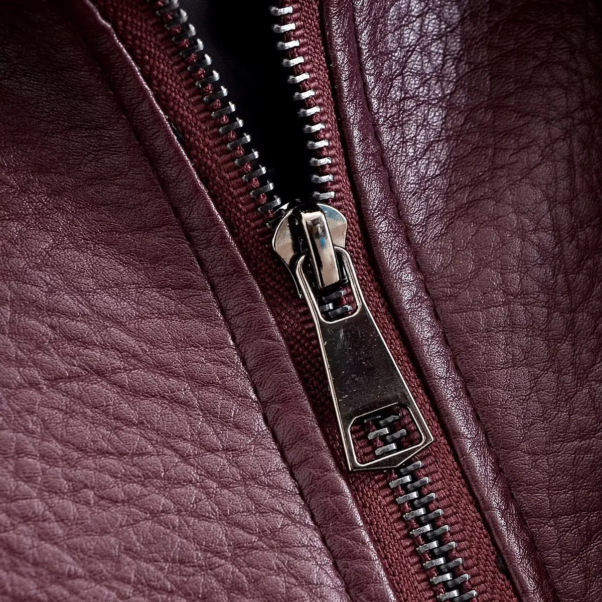 سترة نسائية جديدة لخريف 2025 غير رسمية بسيطة ومتعددة الاستخدامات مصنوعة من جلد البولي يوريثان سترة فضفاضة على طراز الدراجة النارية