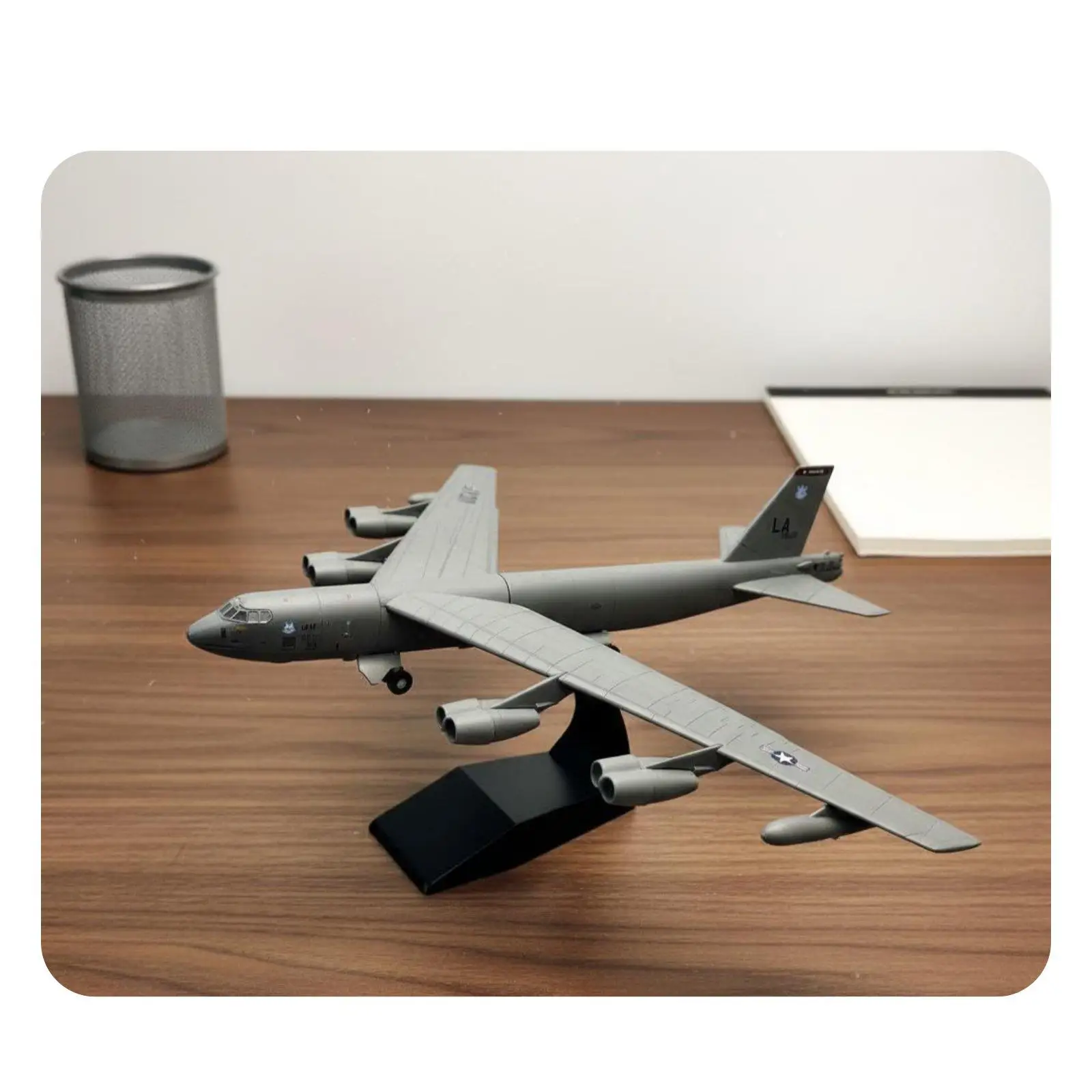 Aviation Model Retractable Landing Gear 1:200 Scale Warplane Model Pre-Assembled Diecast Airplane for Collectors
