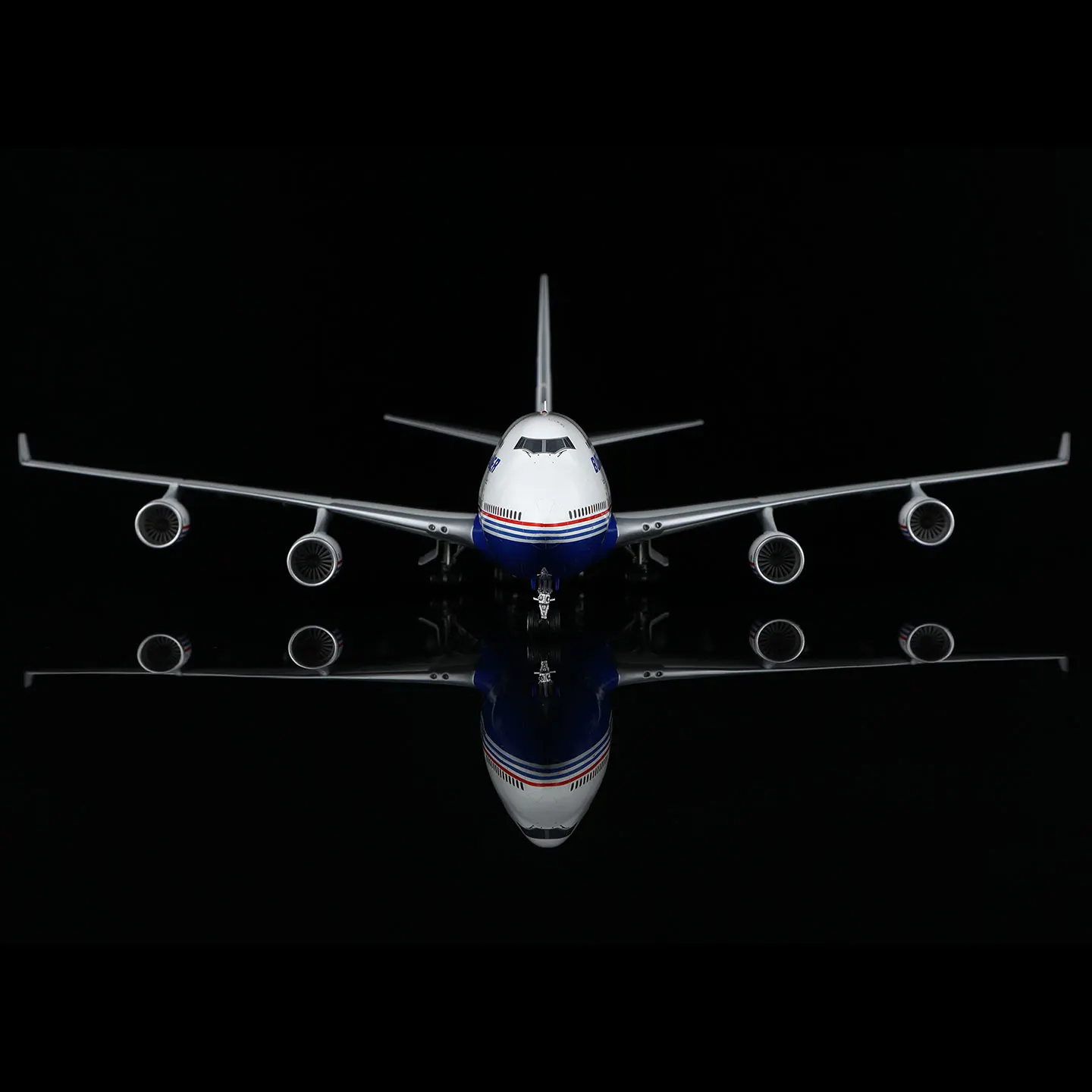 L2101 طائرة قابلة للجمع هدية أجنحة SQ 1:200 بوينغ B747-400 [لون المنزل] نموذج طائرة دييكاست N747ER مع حامل