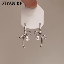 Xiyanike Nieuwjaar Asymmetrische Parel Boog Oorbellen Voor Vrouwen Minimalistische Mode Sieraden Dame Valentijn Cadeau Bruiloft Сережки