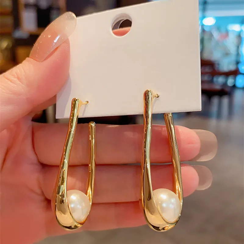 2024 Luxury fashion Gold Color Unique Earrings Shell Pearl Hollow Drop Earrings Women Party Engagement Vintage Fashion Jewelry