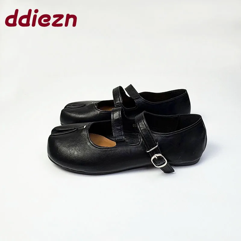 

2025/Новая модная женская обувь Мэри Джейн на плоской подошве с пряжкой и ремешком, обувь Лолиты, мягкая женская обувь с странным носком, женская обувь на плоской подошве на мелкой подошве