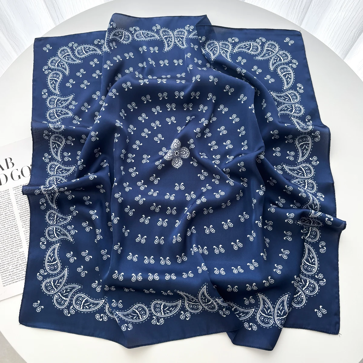 Retro Paisley-Schal, Damen-Satin-Schal, Haar- und Handtuchschal, Damen-Kopftuch, kleiner Halstuch-Schal, Hijab, Damen-Schals. – Detail 16