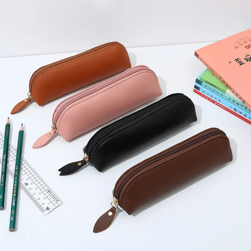 Un estuche creativo de cuero PU para bolígrafos con un diseño de cremallera y una bolsa de almacenamiento de cuero simple para aprender papelería