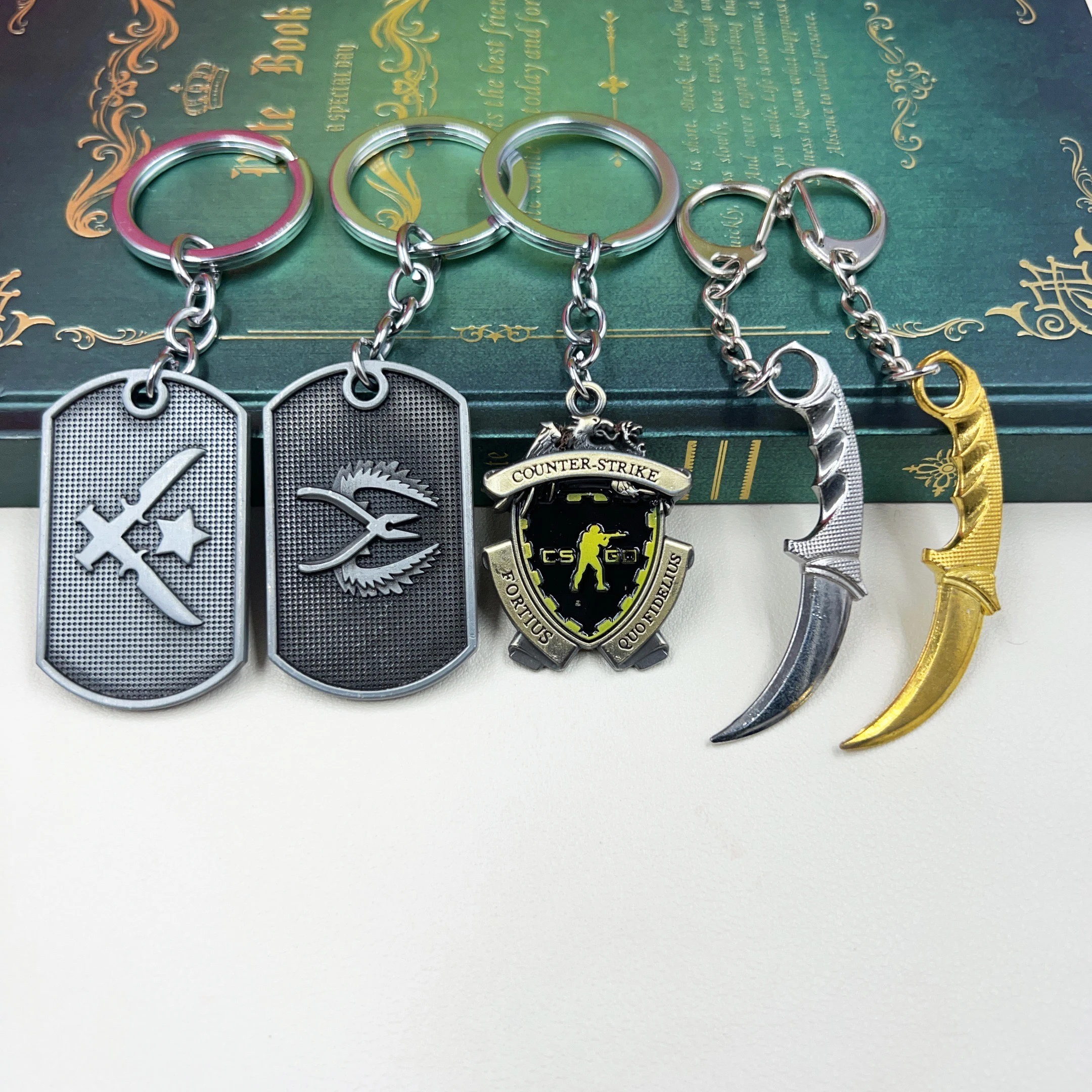 Llaveros con cuchillo CS GO, periféricos de juego Counter-Strike, modelo Karambit de Metal completo, llaveros colgantes, llaveros