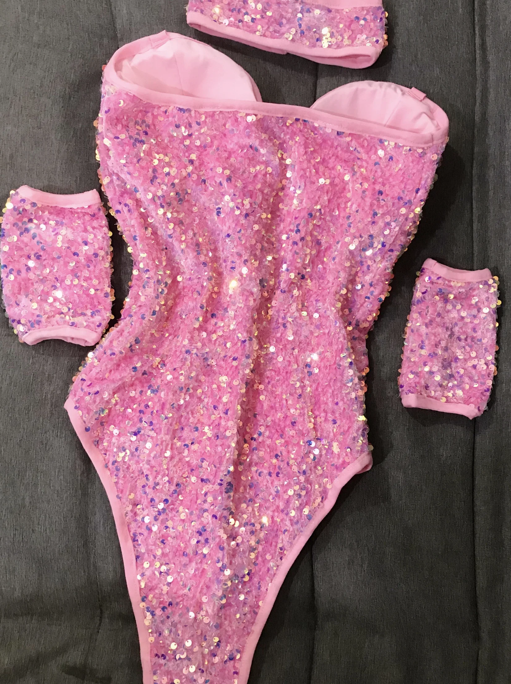 เซ็กซี่ลึก V คอสีชมพู Sequins บอดี้สูทบาร์ไนท์คลับนักร้องหญิงนักเต้นเวทีสวมใส่ทีม DJ Jazz Dance Show เครื่องแต่งกาย