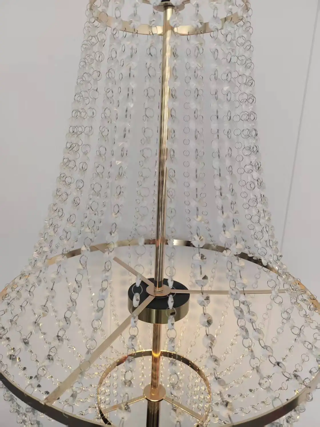 126 cm hoher goldener Metall-Blumenständer, batteriebetrieben, kabellos, für Hochzeitsfeiern, Esstischdekoration, Gangmarkierung, Ava – Detail 5
