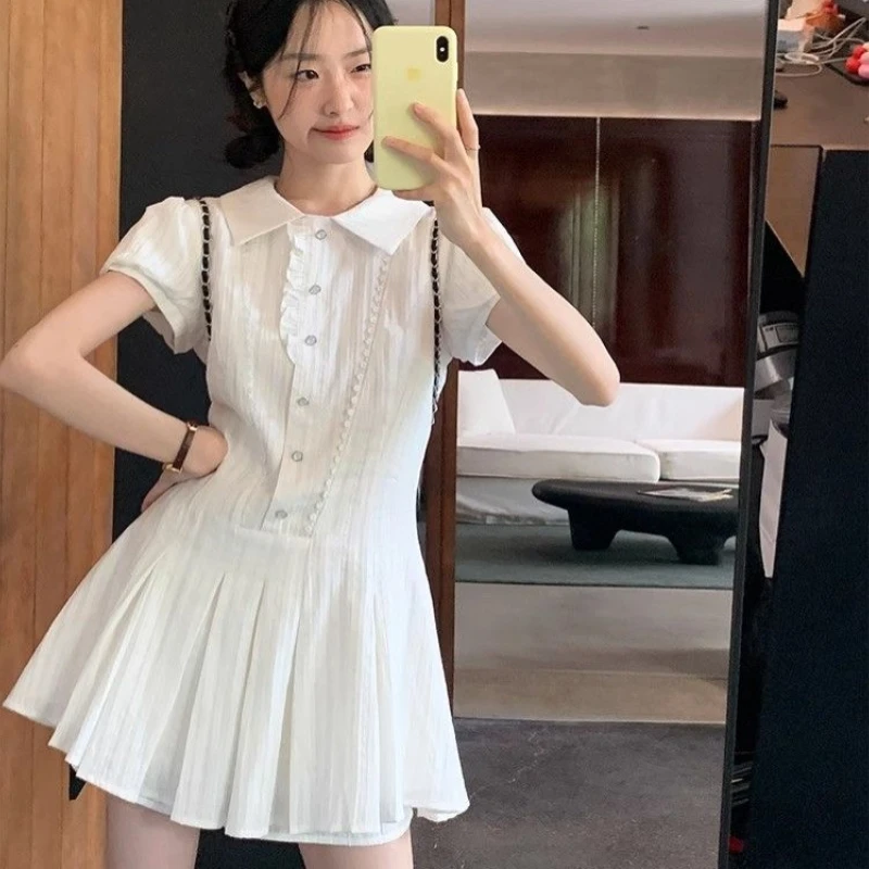 Sukienka koszulowa w stylu college, damska, letnia, podkreślająca talię, z małym designem, kołnierzykiem i bufiastymi rękawami, delikatna moda.