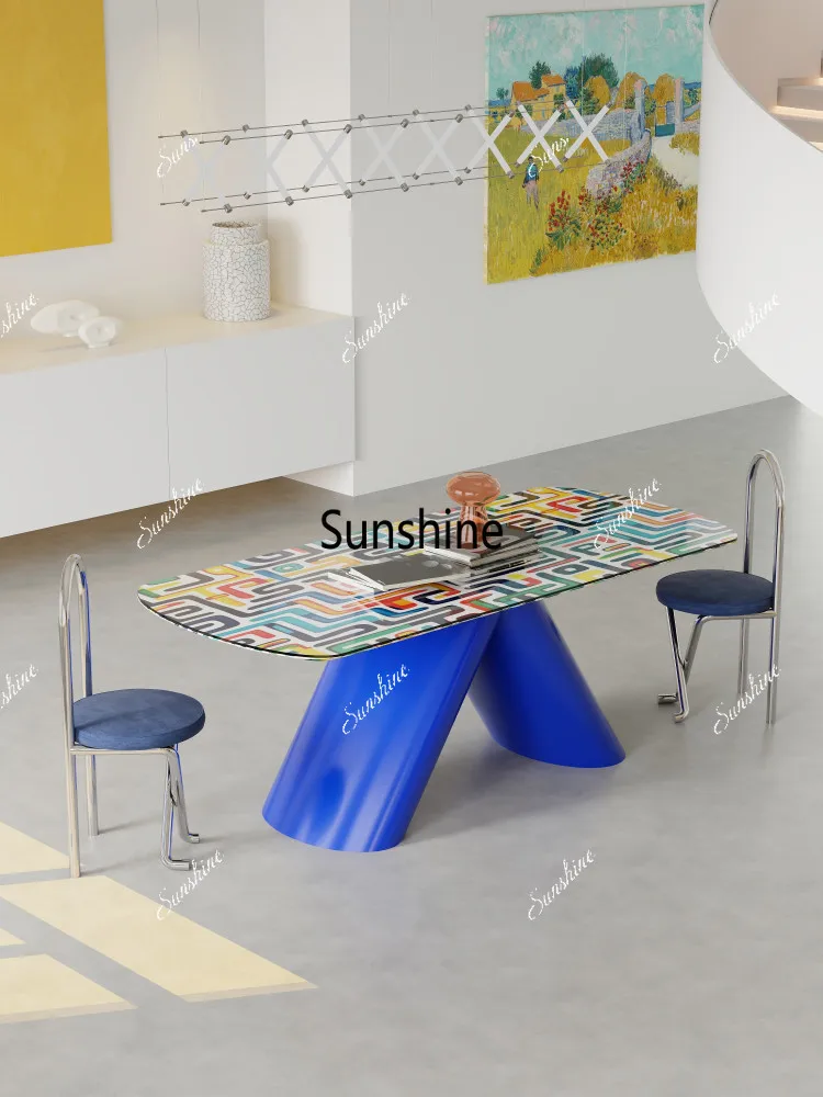 

Прямоугольный обеденный стол для больших и маленьких квартир.