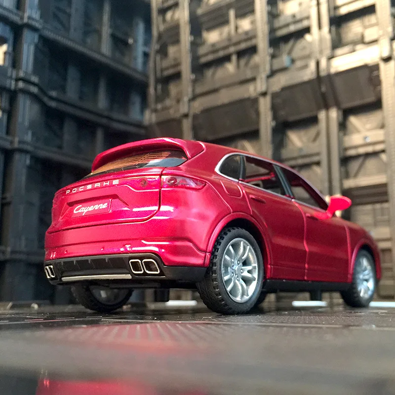 1:32 Porsche Cayenne modello di auto in lega SUV fuoristrada per bambini ha funzioni di suono e illuminazione simulate, dettagli ricchi