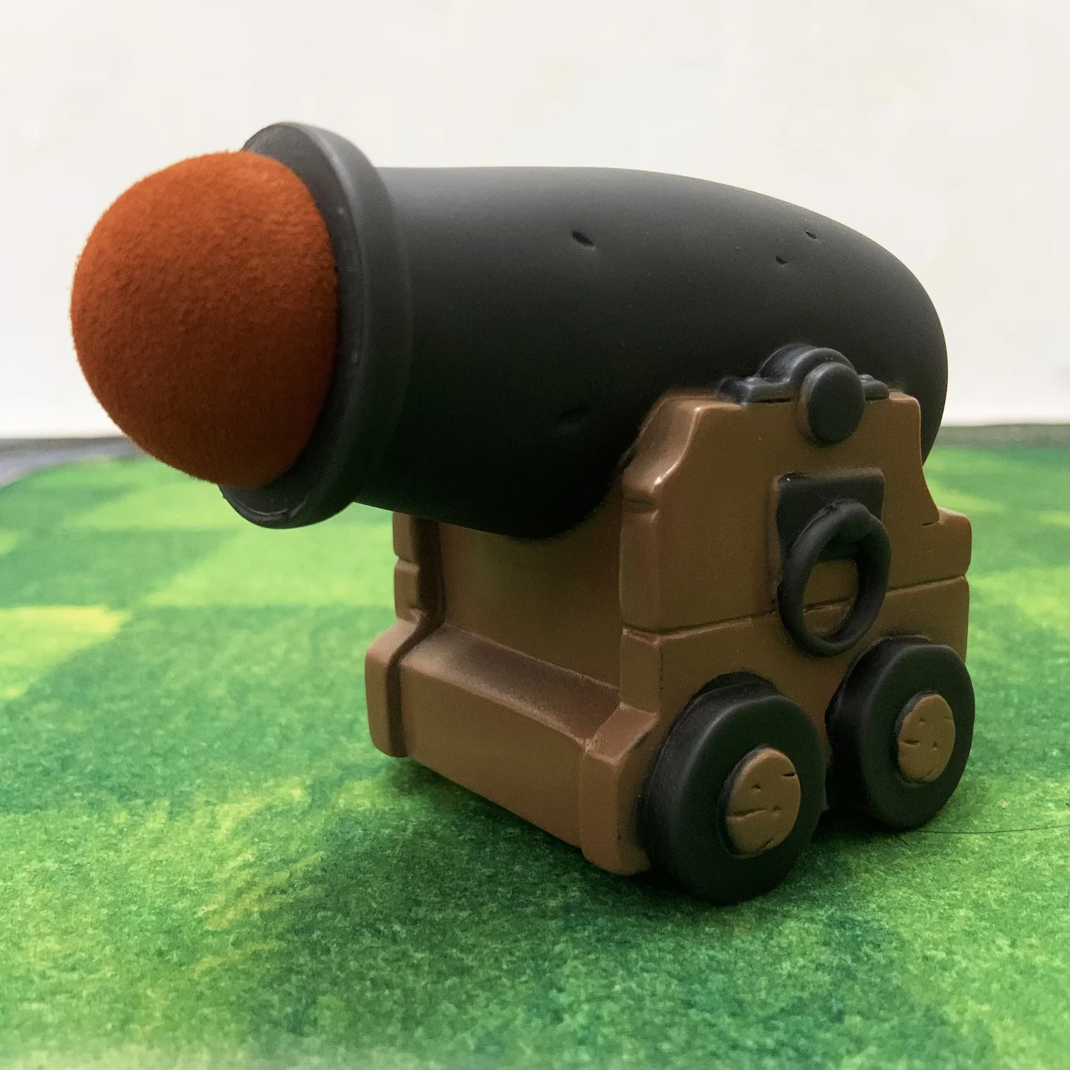 "نيو بلانتز ضد الزومبي" عبارة عن لعبة تتميز بالزومبي والمدفع المطاطي الناعم، بالإضافة إلى لعبة الرماية وهدية عيد الميلاد #1