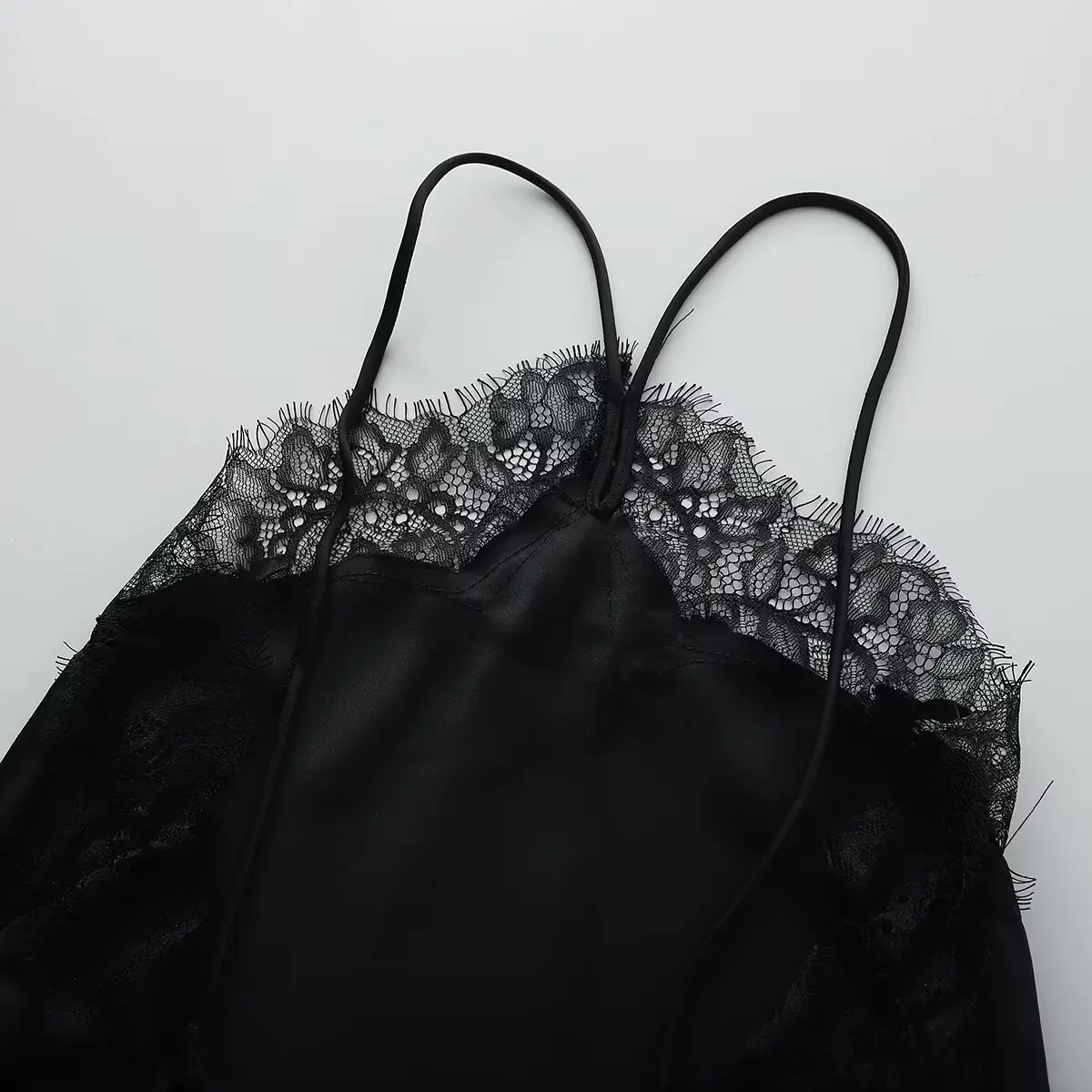 فستان نسائي صيفي جديد موديل 2025 مزين بالدانتيل أنيق ومثير بدون أكمام ورقبة رسن غير منتظمة من الساتان