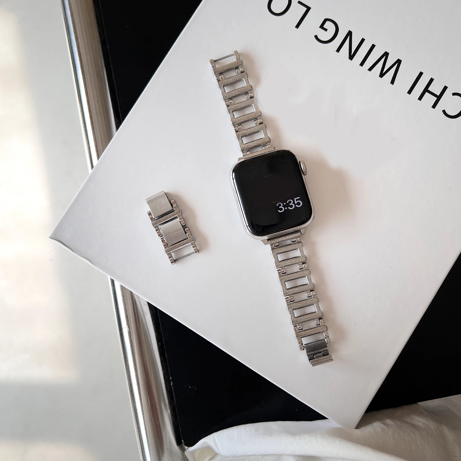 حزام معدني لسوار ساعة أبل للرجال والنساء من الفولاذ المقاوم للصدأ لساعة Iwatch 987654 SE Ultra40 41 44 45 مم خطوات مجوفة للمعصم