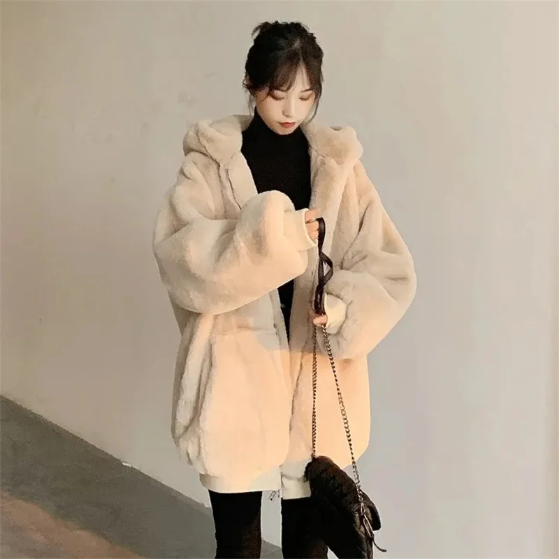 

2023 Winter New Korean Version of Loose Mid-length Imitation Rex Rabbit Fur Thick Hooded Coat Lamb Fluffy Coat Female Fashion V8