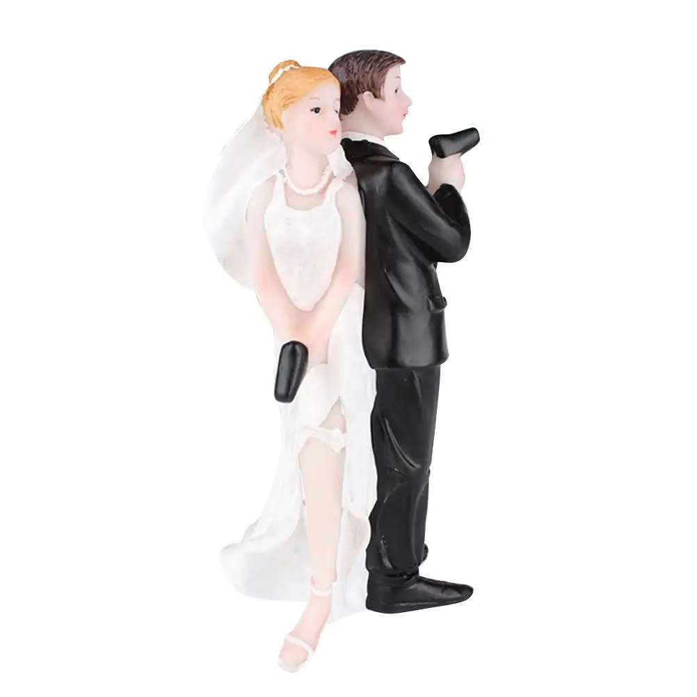 

Wedding Cake Topper Bride Hug Groom Resin Figurine Romantic Design for Wedding Party Decorations Celebrations Cake Accessories