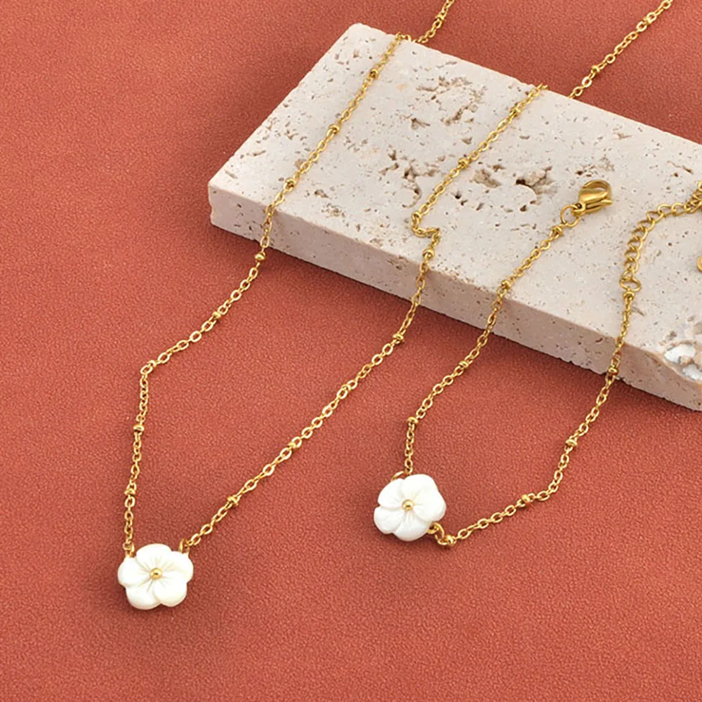 Lokaer Edelstahl-Halskette mit Muschel-Blumen-Anhänger für Damen, Vintage-Stil, goldfarben, Schlüsselbeinkette, Schmuck, Geschenk, N26025