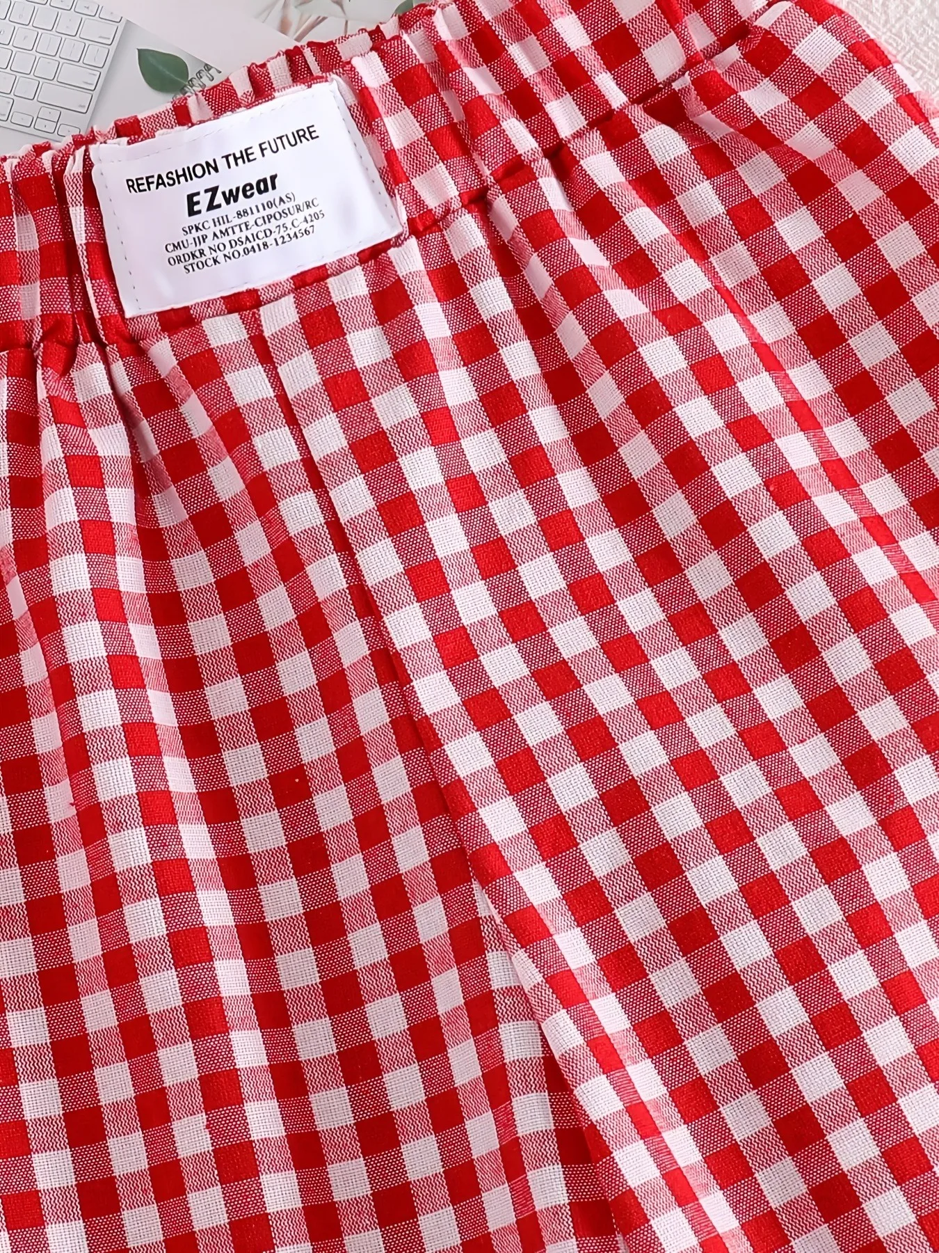 Zweiteiliges Set für Kinder und Mädchen mit Erdbeer-Print, kurzärmligem T-Shirt und roten Gingham-Karo-Hosen mit weitem Bein, Sommer-Outfit für den Alltag – Detail 4