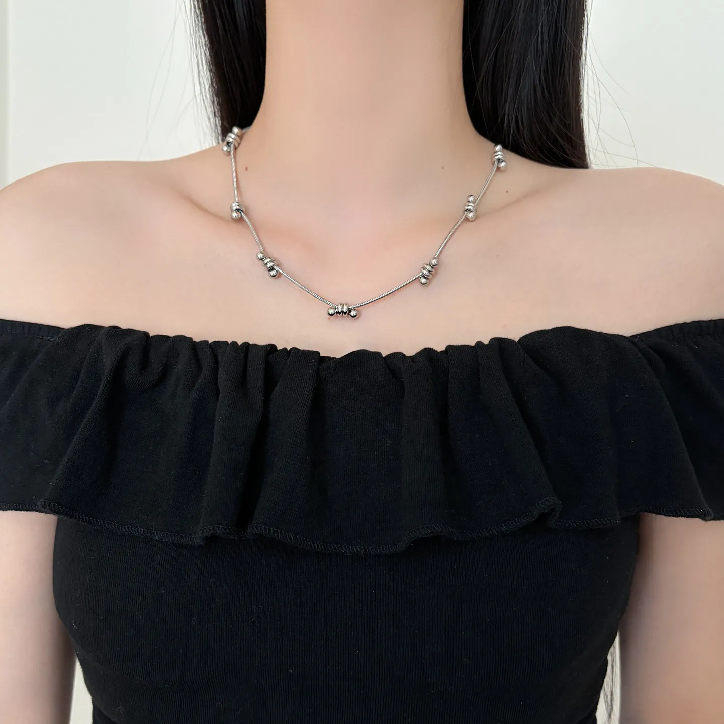 Niche design sense silver beaded Mobius ring buckle necklace titanium steel does not fade commuting versatile snake bone chain t