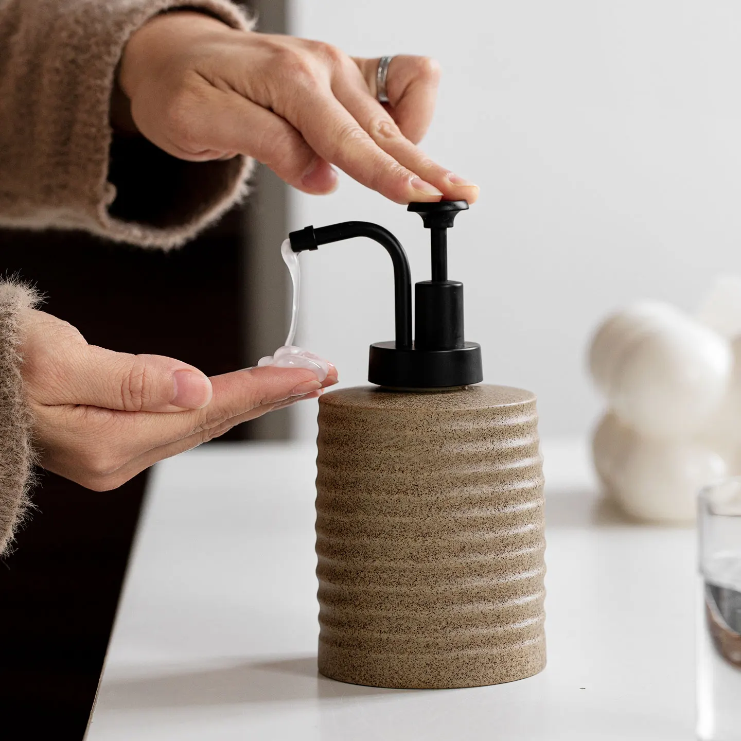 

Coarse Pottery Ceramic Hand Sanitizer Bottle Shampoo and Shower Gel Are Bottled and Pressed Into Bottles for Bathroom Decoration