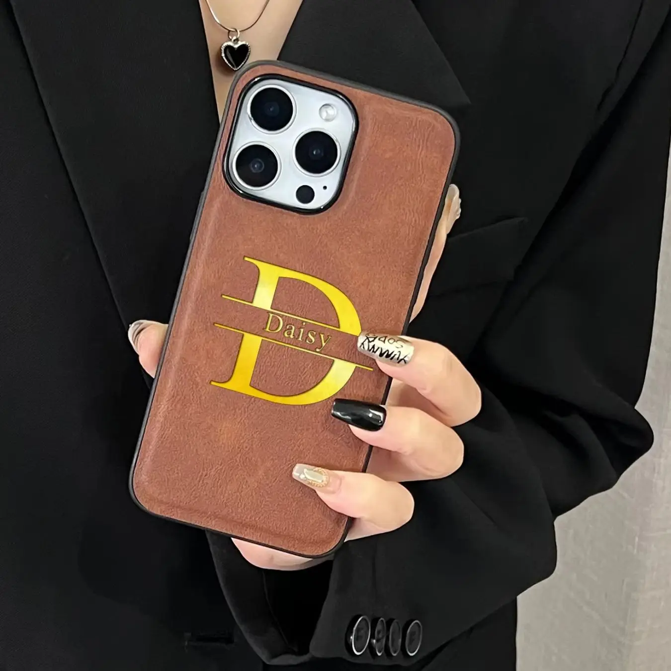 Funda con nombre personalizado para iPhone 16, 15, 14, 13, 12, 11 Pro Max Plus, funda de piel sintética con letras doradas grabadas en 3D