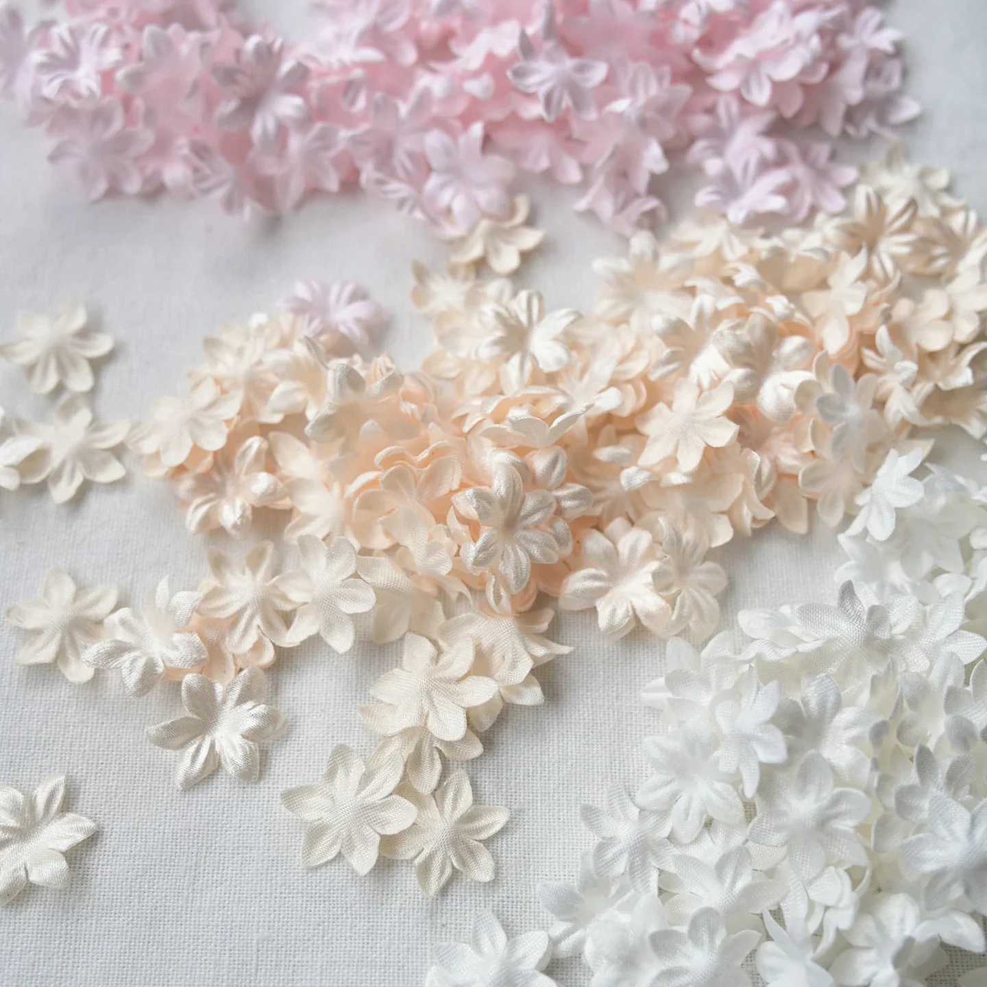 

100PCS/Pack .1.8CM.Satin 3D Pleated Mini Petal.Baby Clothes.Headwear, Fairy Dress Sewing Material Handmade DIY Weeding Flowers