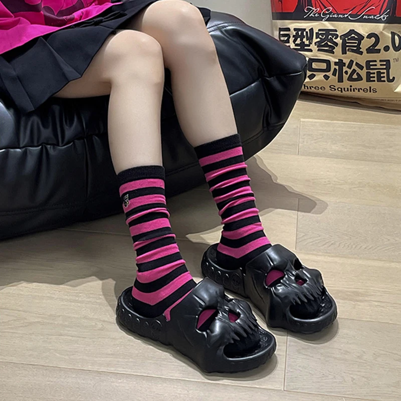 

Новые мужские тапочки с рельефным дизайном черепа, летние уличные забавные шлепанцы, пляжные нескользящие повседневные женские сандалии с толстой подошвой для влюбленных пар