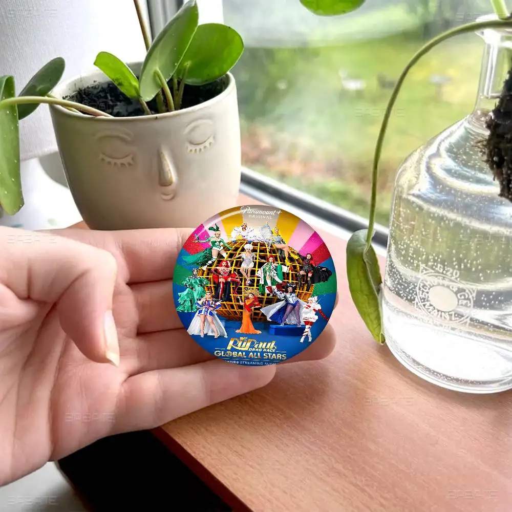 RuPaul S سحب سباق جولة زر دبابيس شعار دبابيس الإبداعية على ظهره الملابس الديكور موضة الكرتون مجوهرات هدايا