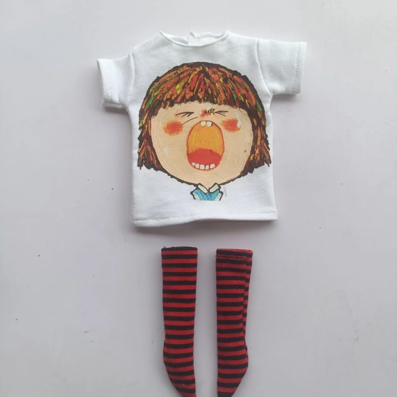 Handgefertigte OB24 1/6 Puppenkleidung, Cartoon-Print Kurzarm-T-Shirt + gestreifte Socken, kann als Zubehör für 1/6 Puppen verwendet werden. – Detail 30