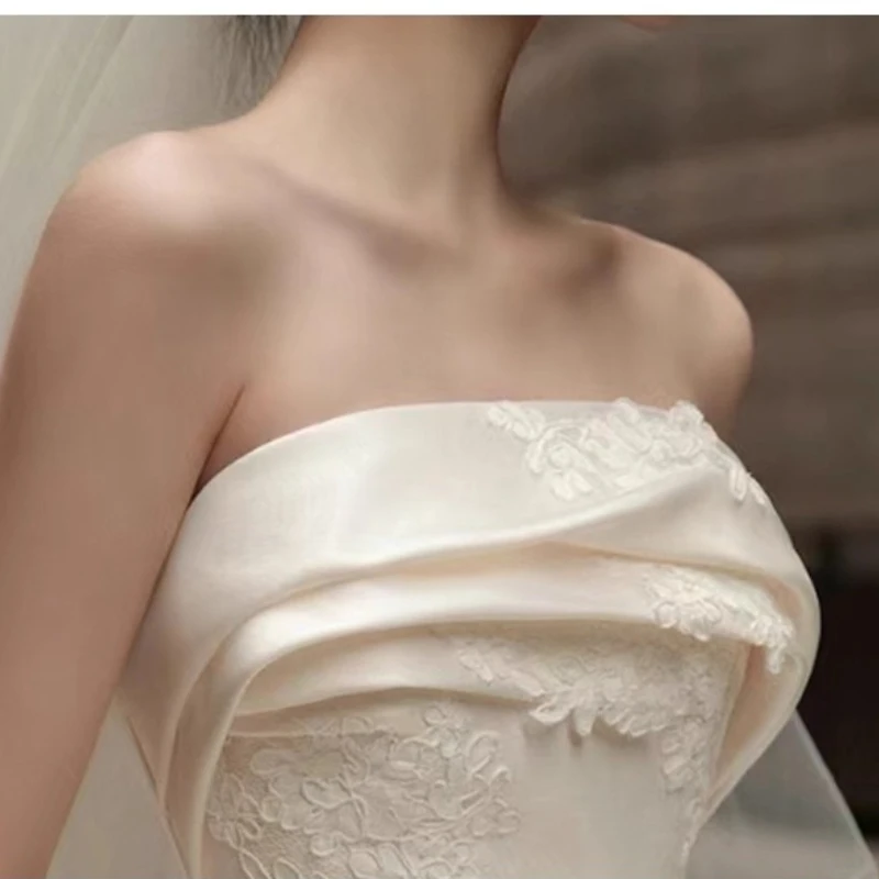 Vestido de novia de cola grande personalizado de piso a techo con bordado de encaje y satén sin tirantes para el vestido de novia principal de la novia