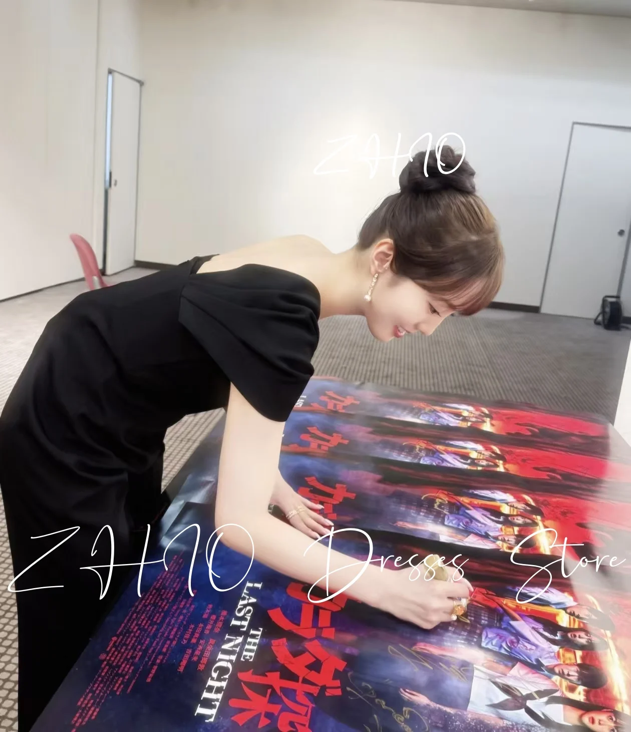 فستان سهرة رسمي أسود أنيق من ZHIO بكتف واحد على شكل حرف A وثنيات بطول الأرض من الساتان لحفلات الزفاف حسب الطلب