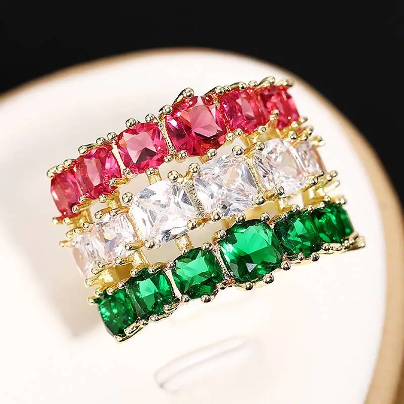Huitan Damen-Schmuck in Goldfarbe mit funkelnden dreifarbigen Zirkonia-Steinen, modisch, für Partys, Hochzeiten, charmante Accessoires, edler Schmuck