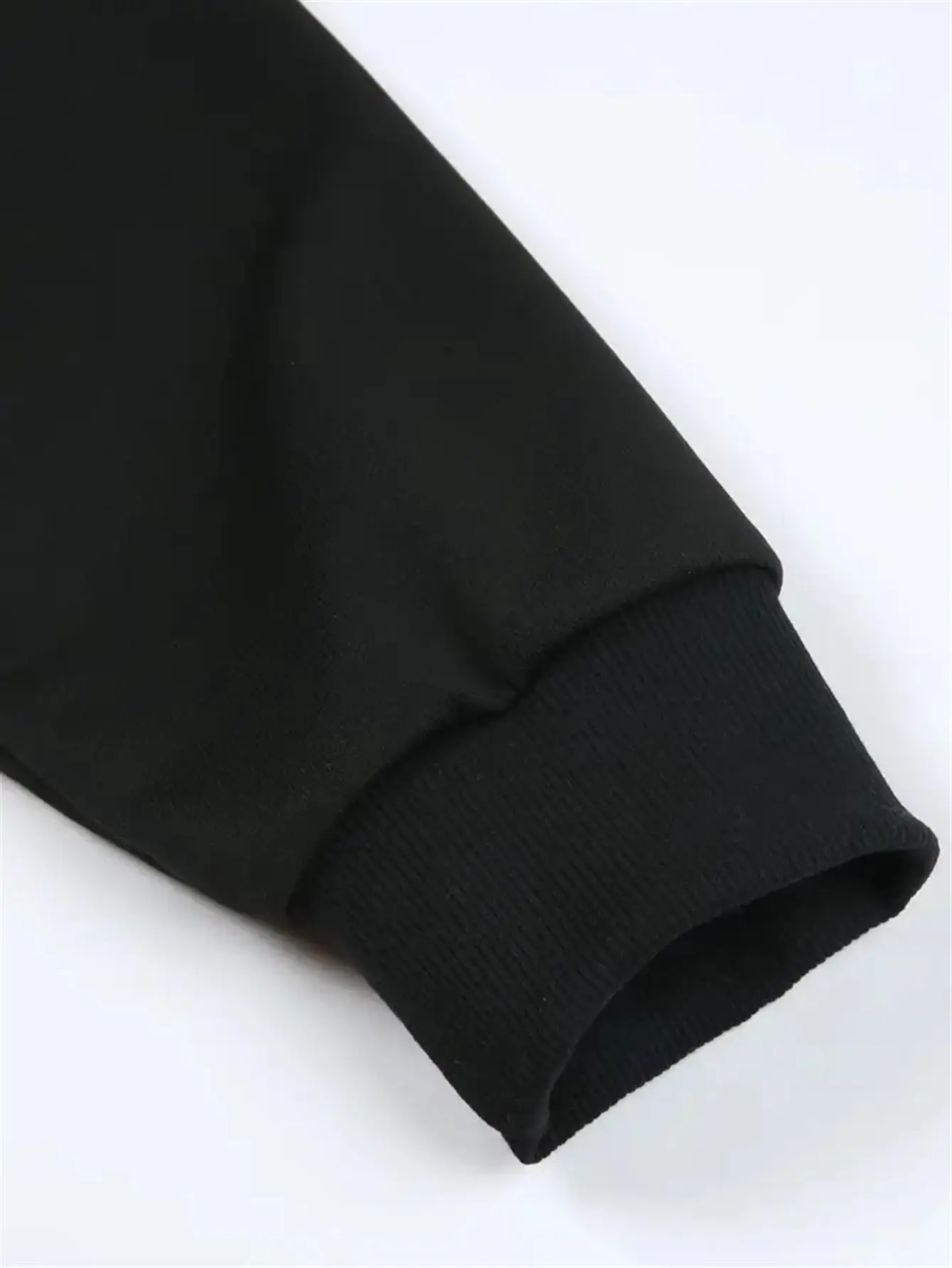 هوديي برسومات حروف ريترو بولد للرجال - أسود مع طباعة "Yeet" متعددة الألوان، نسيج نقي ناعم قابل للتمدد، جيب الكنغر