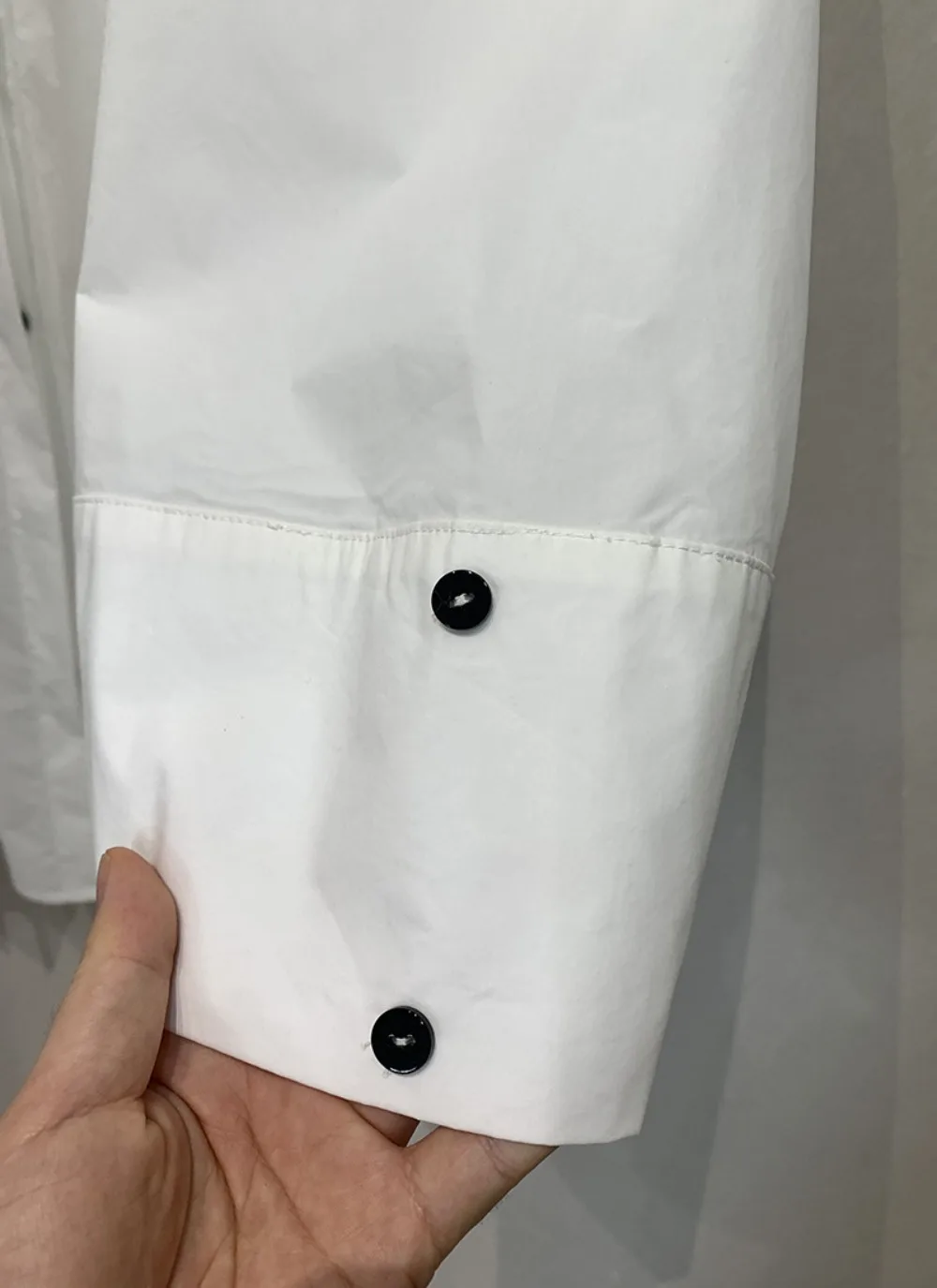 トレンドの売れ筋プレミアムオフィスレディドレス、シンプルで若々しく見える、ゆったりとしたスリムなワンピース、傘のようなプリーツ、大きなスイング、新作ローブ