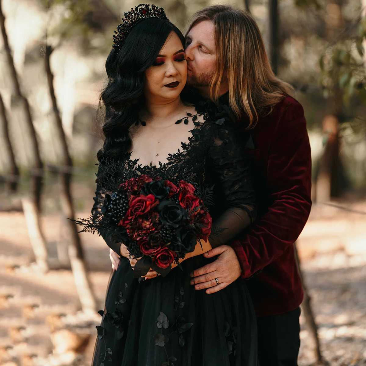 Vestido de novia gótico negro con flores bordadas en 3D, manga larga, corte bajo, encaje Floral, vestidos de novia con tren