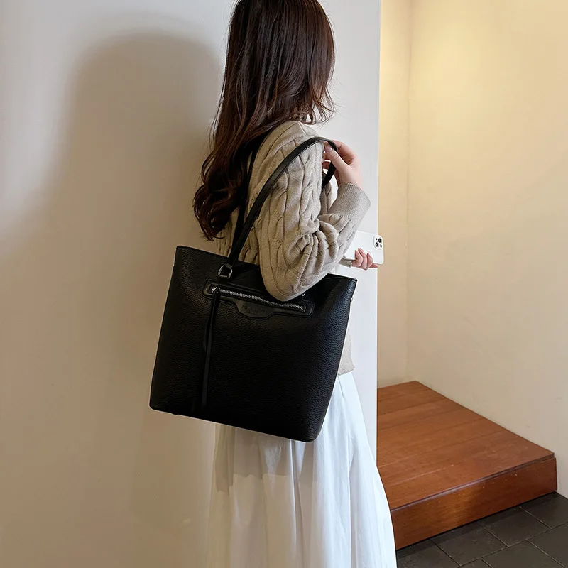 

2025 Fashion Tote Bag, Niche Shoulder Purse for Women, Luxe Crossbody Tote, Versatile Day-to-Night Bag, Chic Outing Bag​