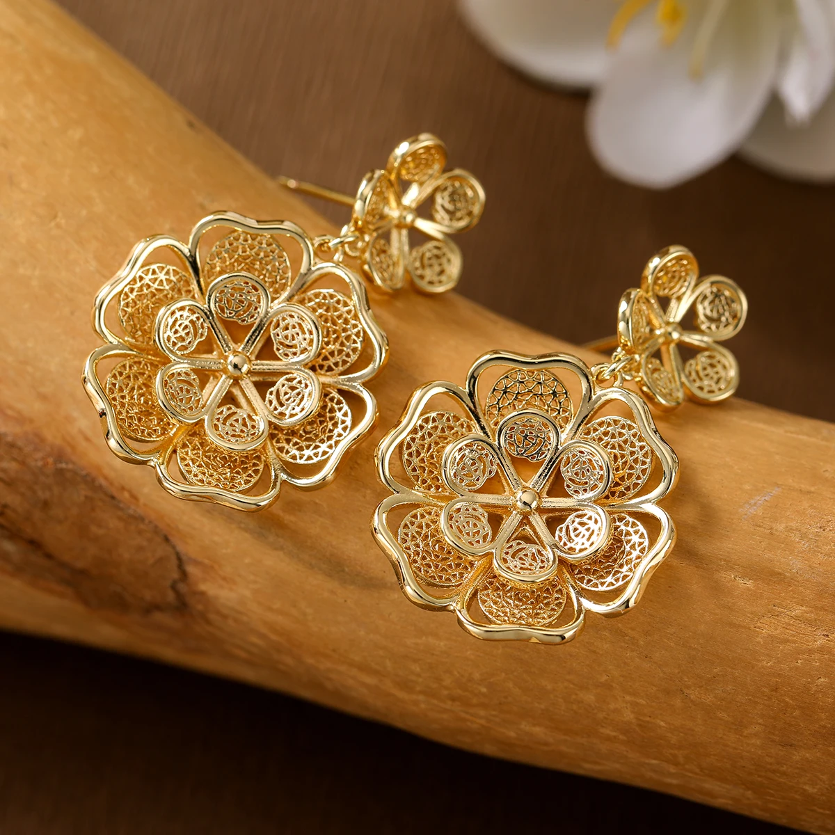Retro Luxury Filigree Flower Drop Earrings Copper Material Women Jewelry Earrings For Banquet Matching