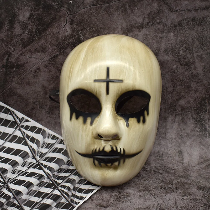 يخطط البشر بشكل واضح لأقنعة الهالوين المتقاطعة من الذكور والإناث