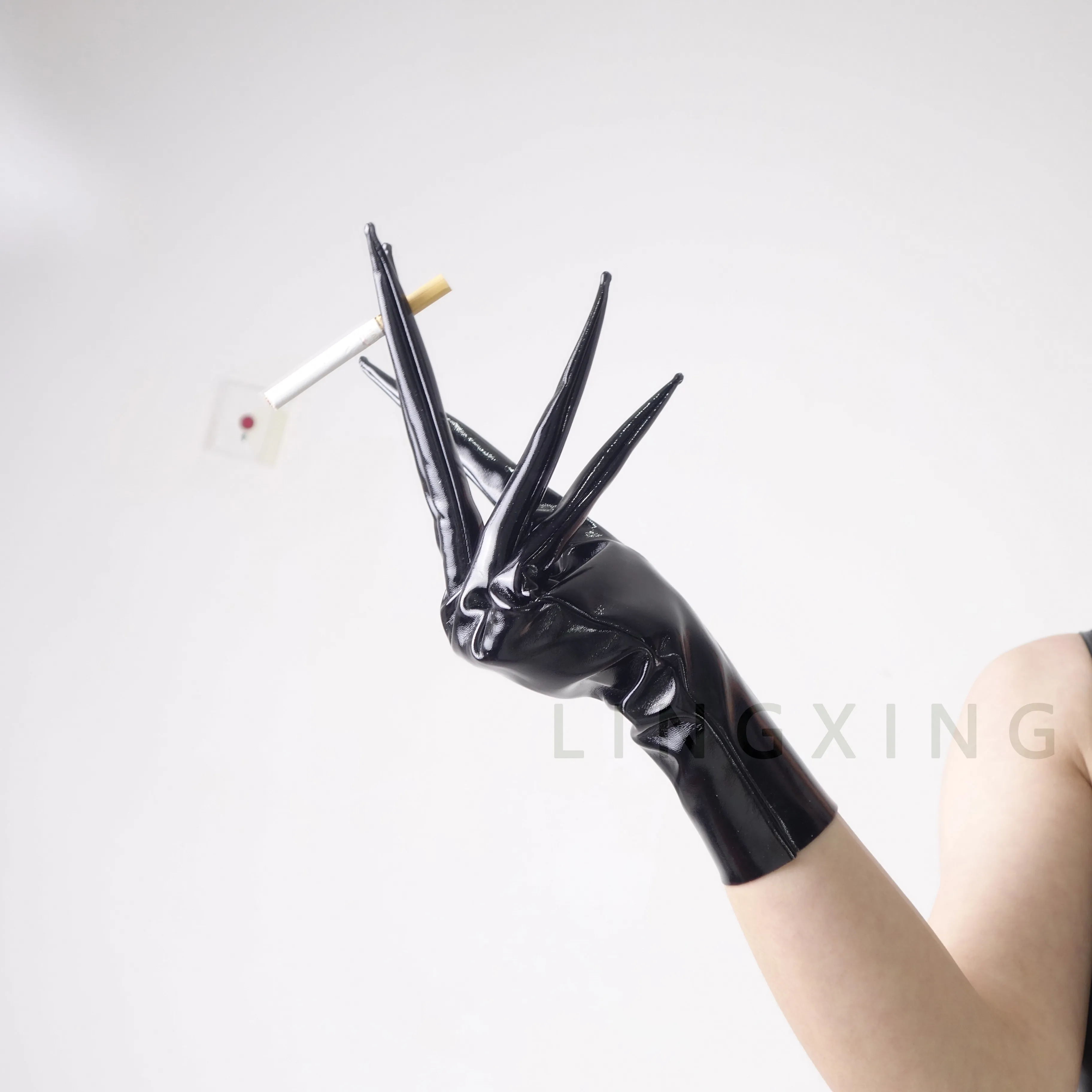 35 cm 14 Zoll spitze Fingerhandschuhe aus patentiertem Kunstleder PU mit langen Spikes an den Schultern, Armwärmer, glänzend schwarz, Pfoten-Drachenknöchel-Design – Detail 2