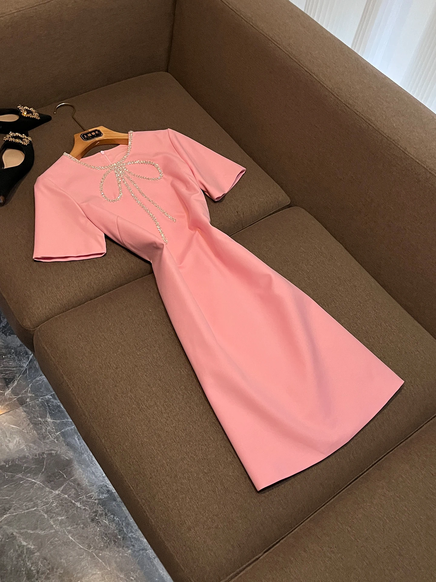 

Elegant Pink Knot Water Diamond Dress Short Sleeve Women's Dress High-End Feeling Small Dress P615 Summer 2026