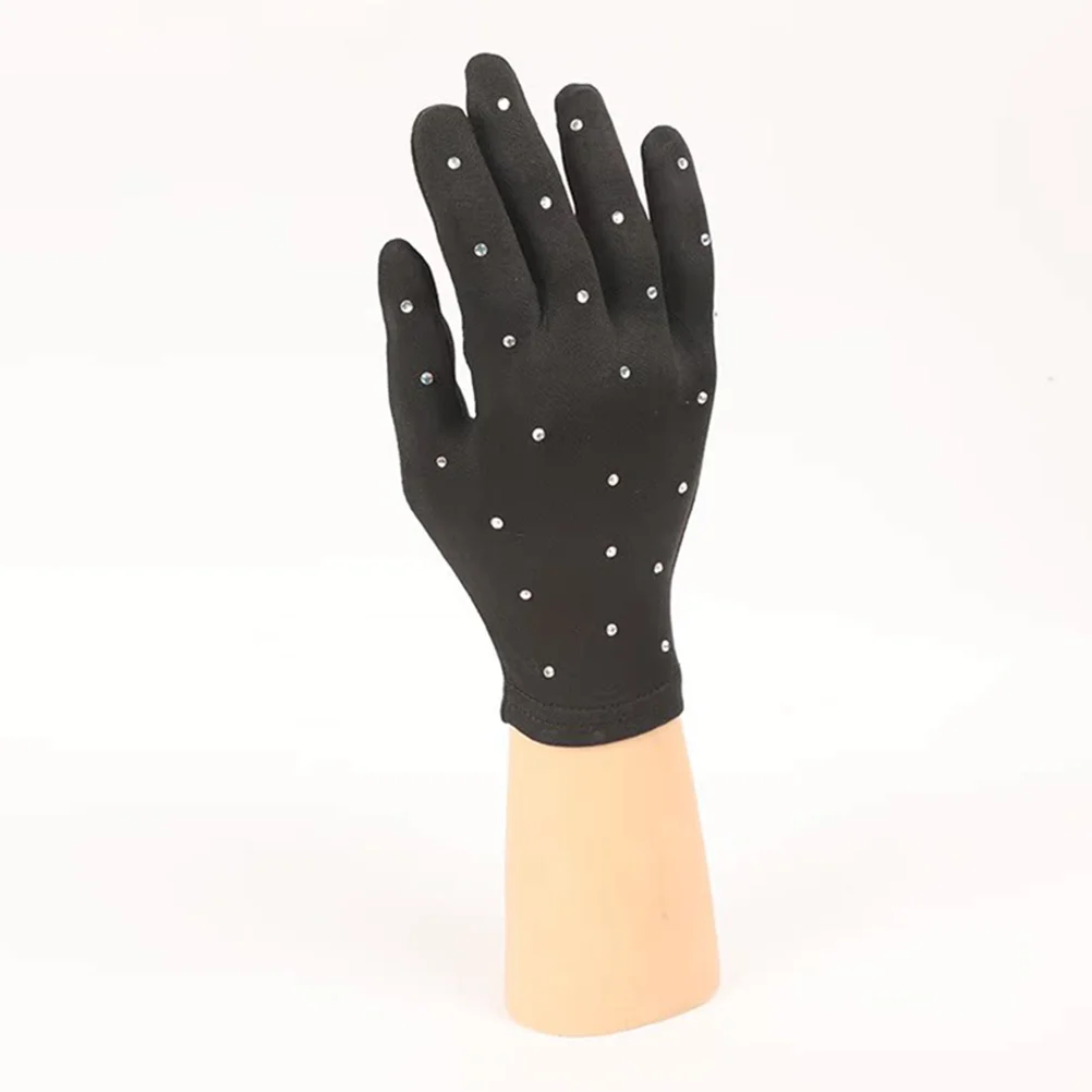 Les gants de patinage montrent portant des doigts de fête en tissu décoratif pour scène de patinage artistique pour fille