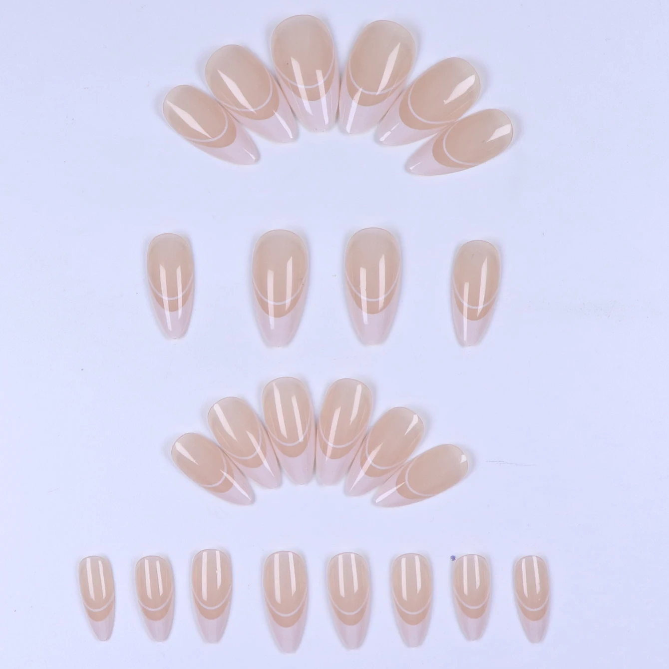24 Stück, kurze, quadratische, künstliche Nägel in Nude-Rosa, mit goldenen Linien und einem Herzmuster, komplettes Set mit künstlichen Nägeln, 1 Nagelfeile und 1 Nagelklebestreifen. – Detail 2